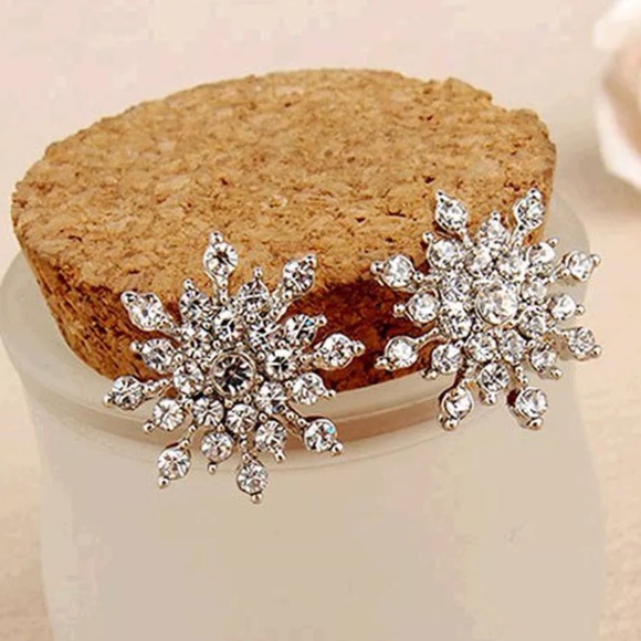 {LANIE} sparkle snowflake ❄️ stud earrings - Picture 2 of 4